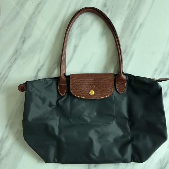Longchamp new w/o tags. It’s either a dark gray or black. - Picture 3 of 13